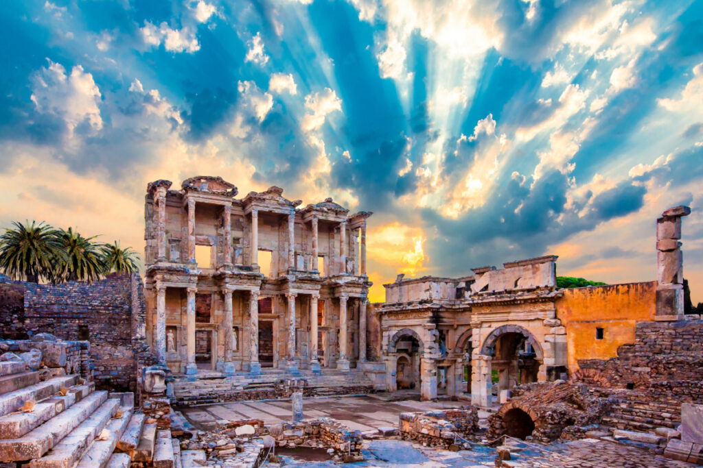 Efes Antik Kenti'nin büyüleyici atmosferinde paslanmaz çelik modüler su deposu görseli. İzmir ve çevresinde güvenilir su depolama çözümleri.