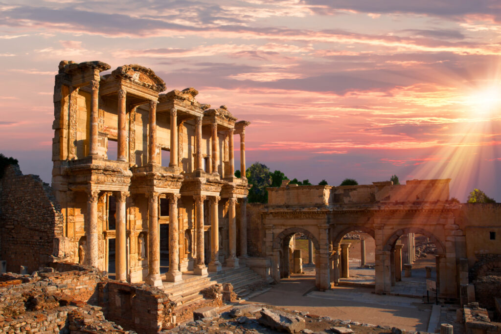 Efes'teki tarihi Celsus Kütüphanesi'nin önünde gün batımı manzaralı paslanmaz çelik su deposu. Uzun ömürlü, hijyenik ve çevre dostu su depolama çözümleri.