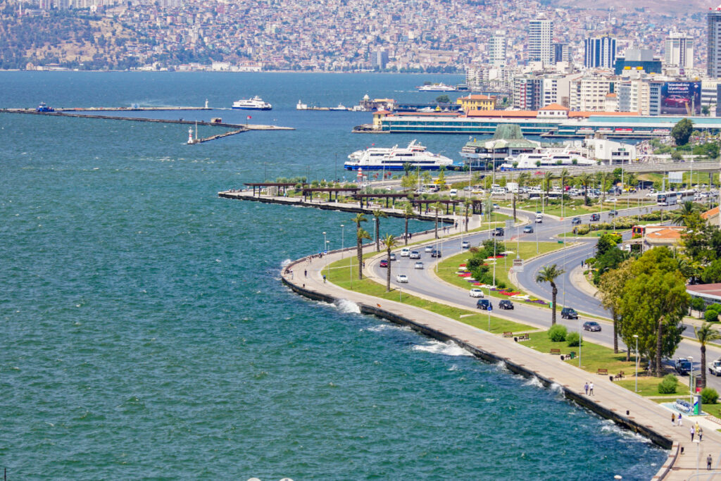 İzmir Kordon ve körfez manzaralı paslanmaz çelik modüler su deposu görseli. İzmir ve Ege bölgesi için dayanıklı ve uzun ömürlü su depolama çözümleri.